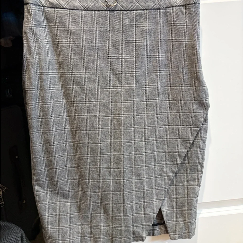 Banana Republic Grey Plaid Pencil Skirt - Picture 1 of 3